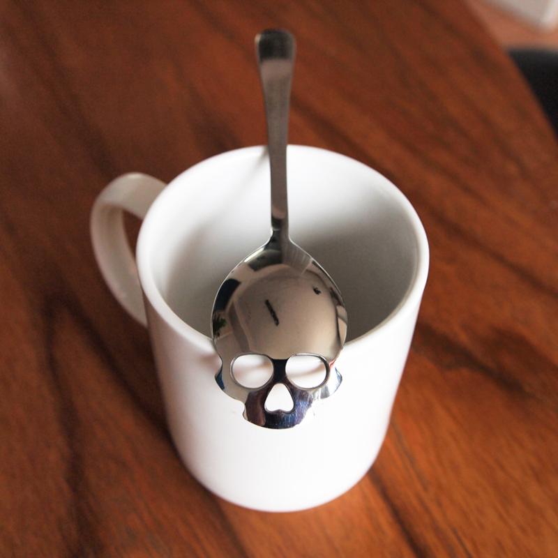 Totenkopf Zuckerlöffel und Teelöffel - Skull Löffel - komplete Ansicht - benutzt mit Tasse